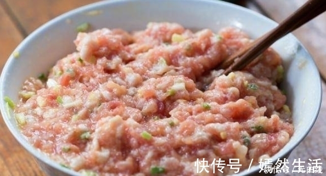 鲜嫩|拌肉馅,先放油还是放盐都不对,教你大厨做法,鲜嫩多汁又入味