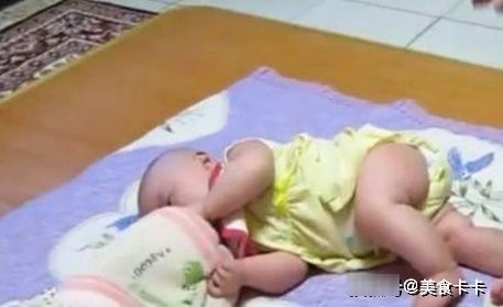 臭脚|爸爸将他的臭脚伸到宝宝面前,宝宝的反应真的是,让人笑喷了