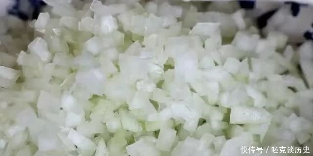 好吃|教你冬瓜丸子的做法,一搅一蒸,口感鲜嫩,咸香多汁,超好吃!