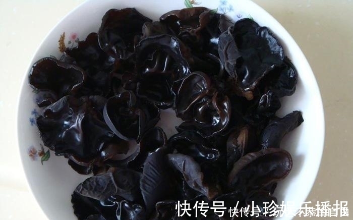 泡木耳还在用热水泡？教你一招，泡发木耳又大又软，三分钟搞定