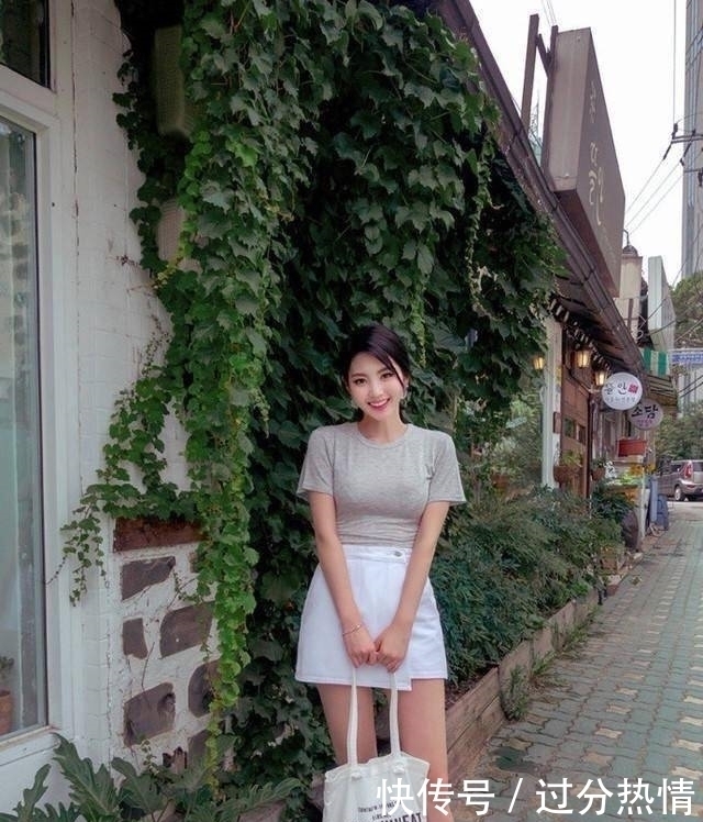 街拍:巷子里看到位颜值很高,笑容很甜的美女,笑的心都融化了