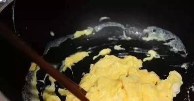 后厨老师傅：炒鸡蛋时，很多人跳过了“这一步”，难怪鸡蛋不好吃