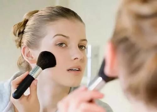 美白类|脸上长斑的女人,建议养成这4个生活好习惯,让你皮肤白皙更细腻