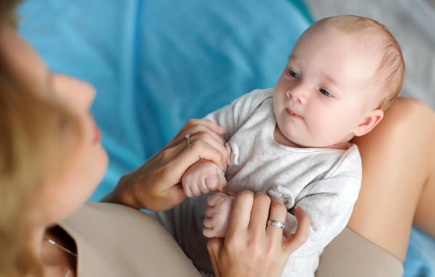 两个月|这样陪两个月婴儿玩耍,不仅促进大脑和身体发育,还拉近亲子关系