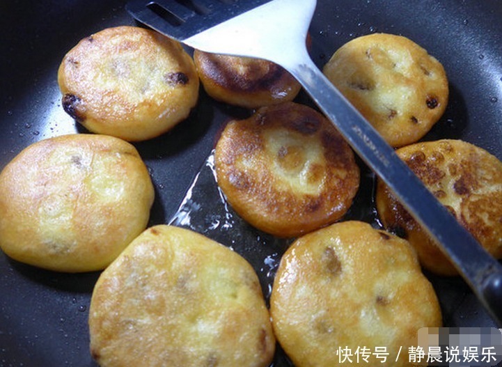 老婆用红糖水和面,我看愣住了,出锅后我一口气吃了5个