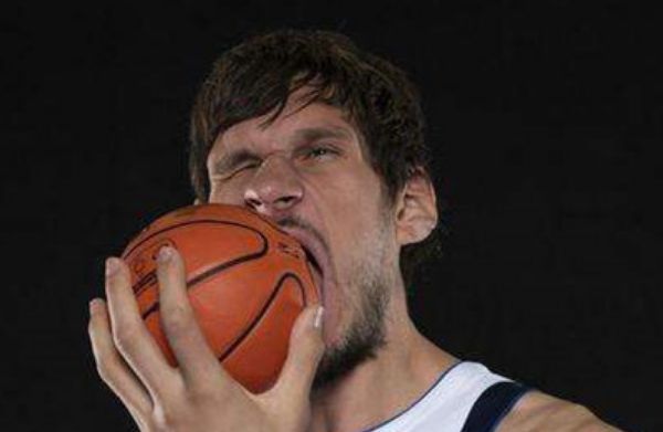 乔丹|篮球在NBA这些球星手里 总是感觉小一号!张伯伦2根手指抓球