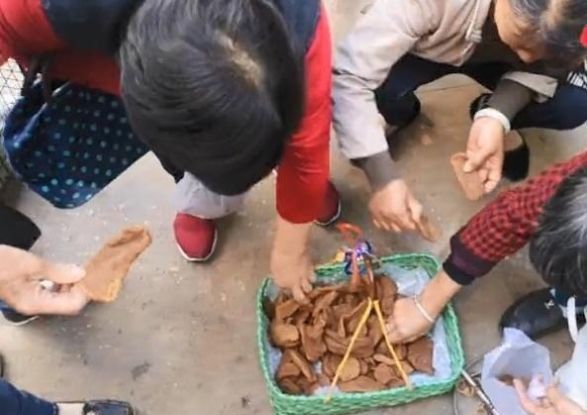 大妈挑担卖稀罕小吃,路人好奇却不买,吃货认出后50元连筐买走