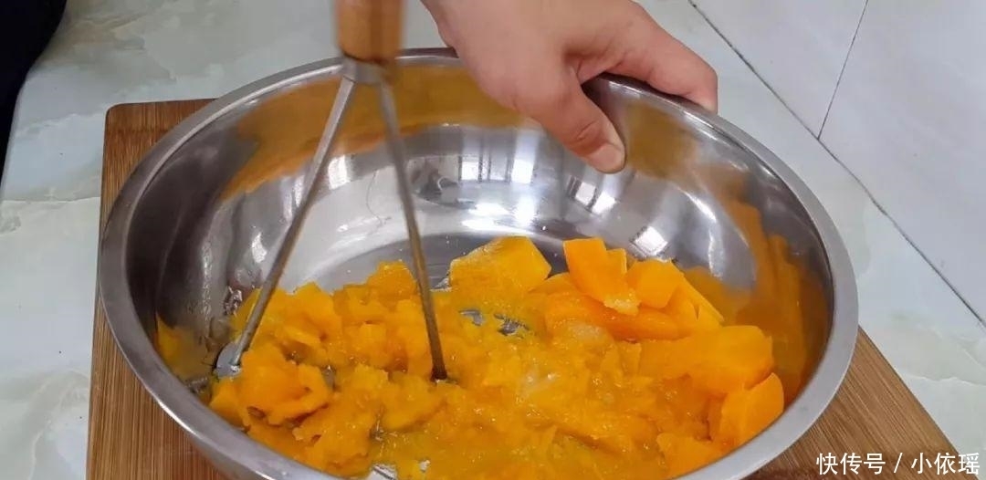 好吃|半个南瓜, 一斤面粉, 筷子一搅, 做出来比鸡米花都好吃, 越吃越香