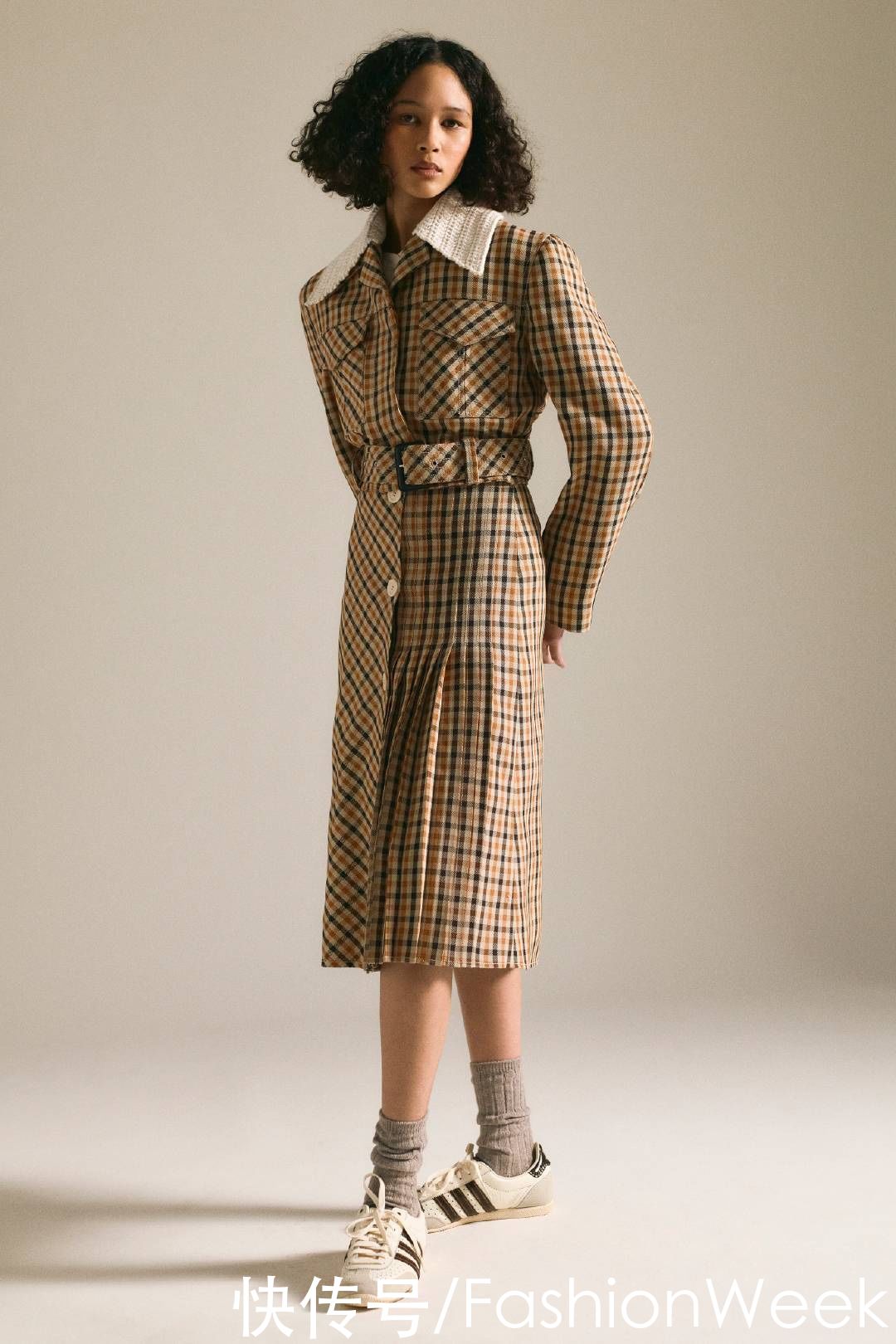 职业装只能黑白配？这些轻熟风搭配，让你闪耀职场穿搭潮流