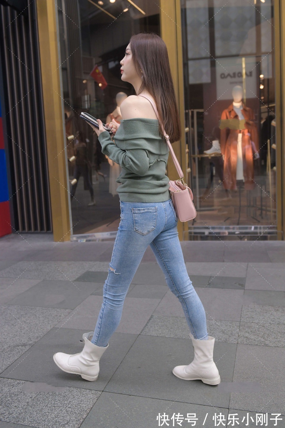 搭配|简单的单品也有魅力，修身打底搭配牛仔裤，穿出性感时尚