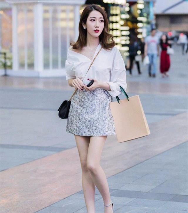 小姐姐|街拍:小姐姐清爽的连衣裙简洁大方,很有淑女风的感觉