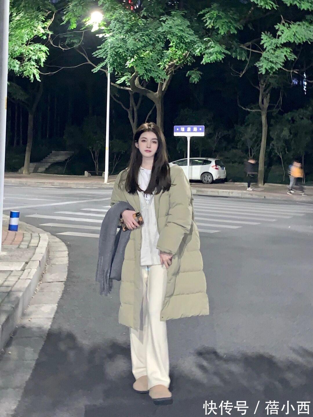 美眉|穿羽绒服下装搭什么才时髦?首选“小白裤”和“半身裙”,真好看