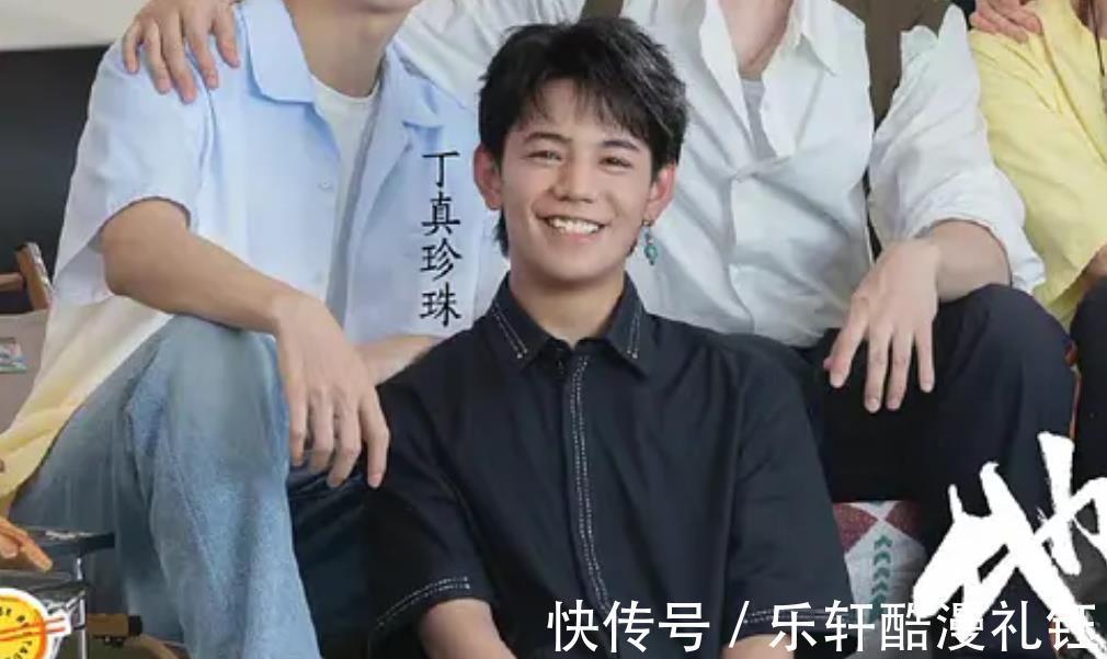 花儿与少年|《中餐厅5》海报姚安娜独自站后排，颜值普通头比周也大一圈