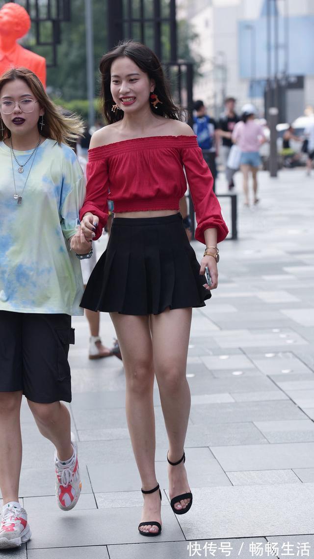 身材|美女上红下黑的搭配,既显身材又提升气质,呈现出满满的时髦味道