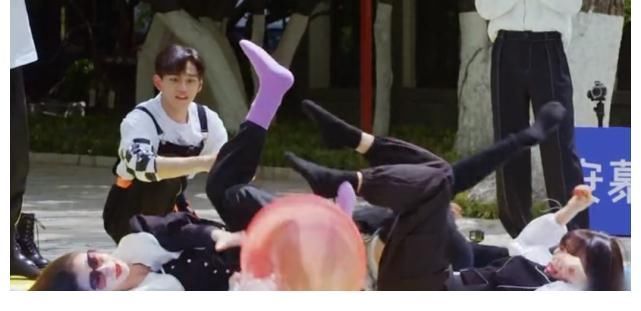 苗苗做游戲險些走光,宋雨琦幫忙遮擋,主動拉baby起身細節(jié)暖心