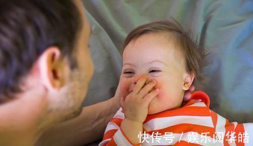 孩子|两个月宝宝就能交流?连医生都被萌化了,别忽略娃的感知能力