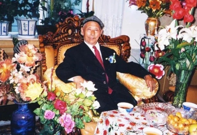 王府|中国最后一位王爷,住豪华王府活到2014年,临死前将国旗挂身旁