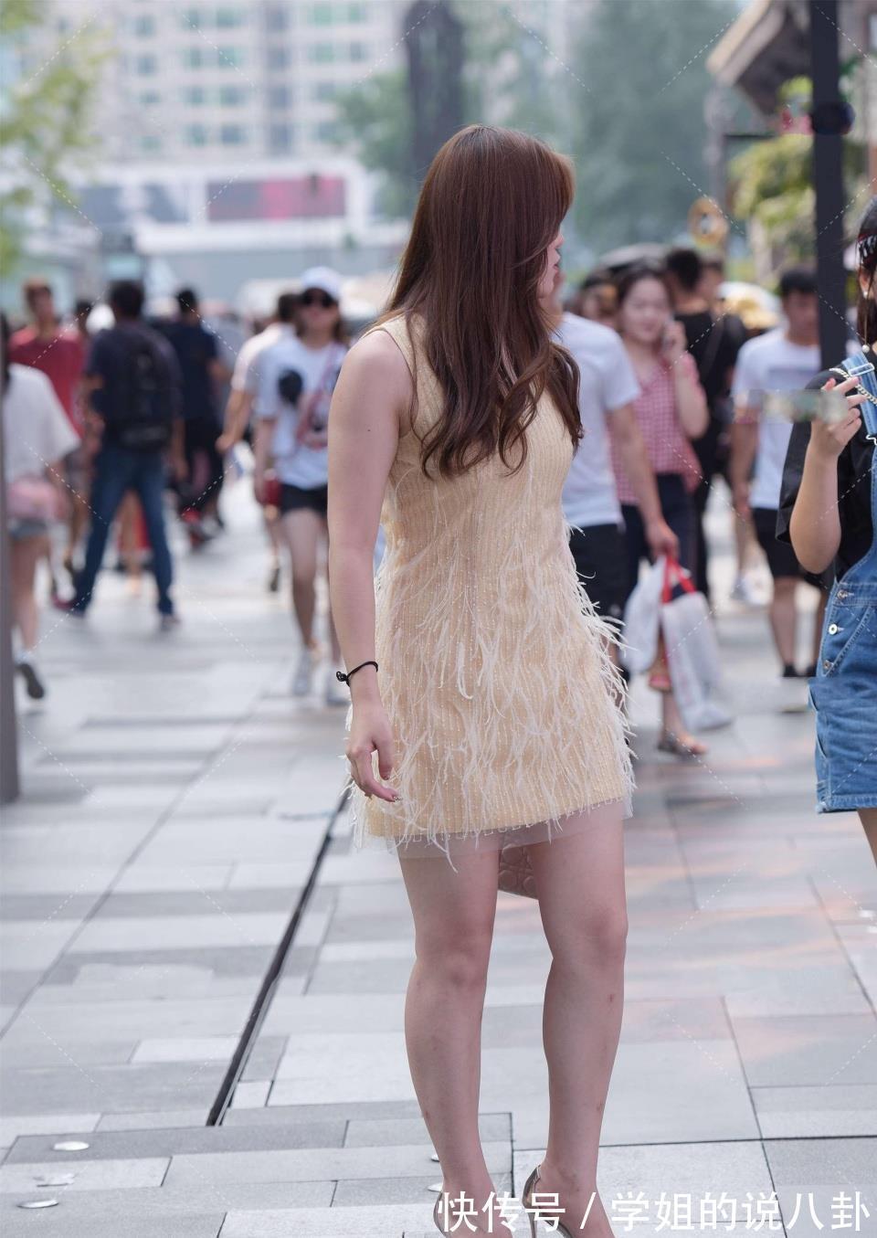 搭配|白色吊带裙搭配透明凉鞋,简约好看又显身材,还能让你清爽又凉快