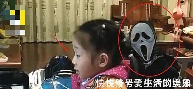 孩子|女孩“乖乖”练琴,“死神”坐在身后监督,网友:孩子表情狰狞