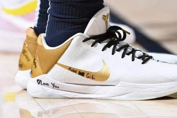 NBA球员上脚：库里8代定制版，恩比德球鞋缅怀科比