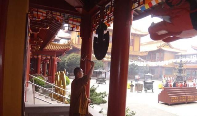 农村小学打铃的“铁块”,专家无意发现,直言:30年后终于找到了