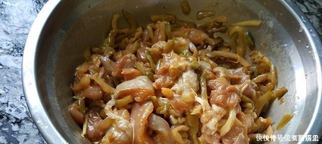 我家鸡腿从不红烧、加2包榨菜、不加一滴水,上桌就被吃光光