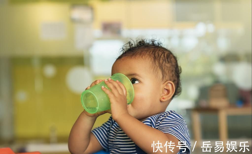 妈妈|新生儿出生后先喝奶还是水 喝错影响发育, 母乳少的妈妈别做错