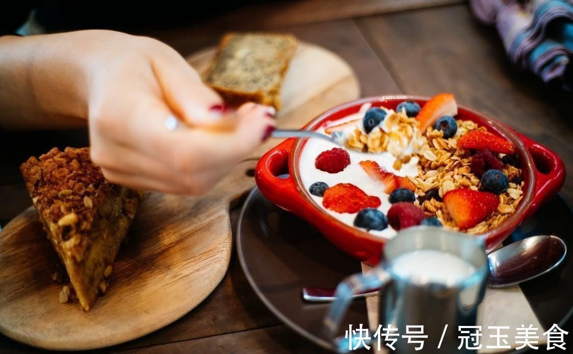 甜食|怀孕后晚上再饿,这3种食物也别碰,“伤”胎儿还“伤”睡眠