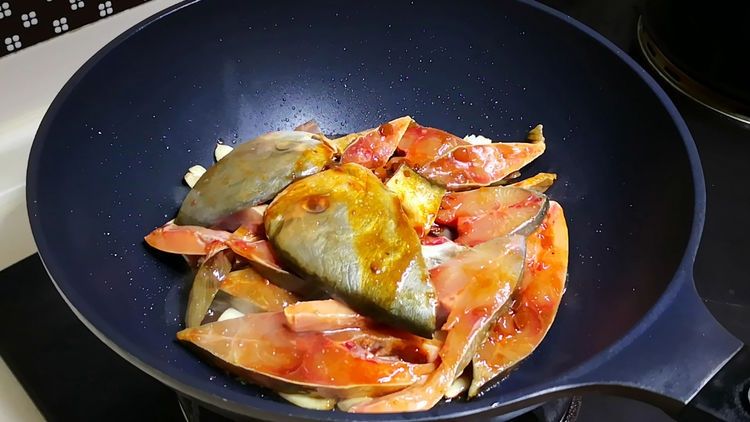 鲳鱼别做红烧了,教你秘制新吃法,比清蒸好吃,比红烧简单,香