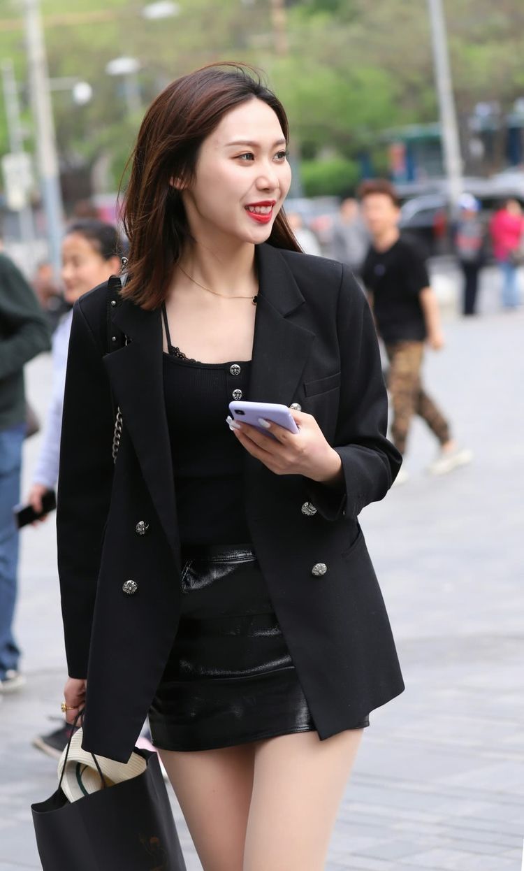 小姐姐 小姐姐身穿牛仔吊带背心搭配牛仔喇叭裤,凉爽又时尚