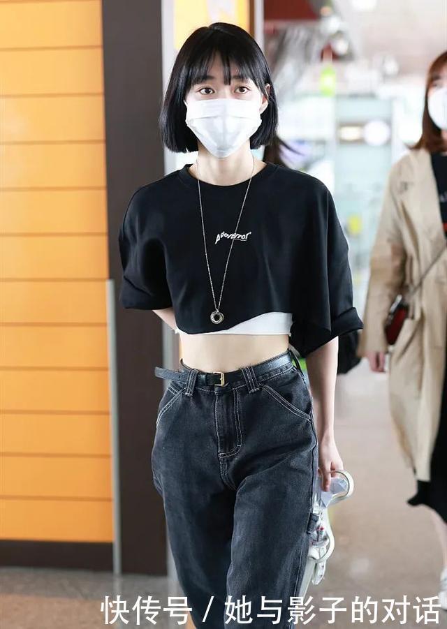 搭配|段奥娟这是瘦了多少穿露脐装配工装裤,细腰紧实一点赘肉都没有