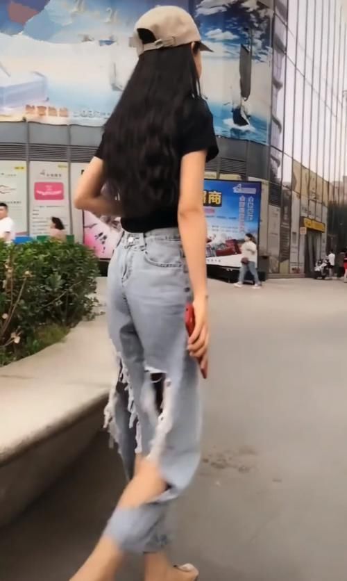 小姐姐|有一种牛仔裤穿法叫“前后调转”，效果出人意料，够潮才敢穿