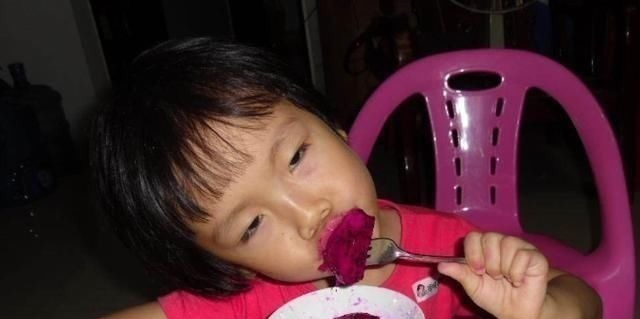 一个果|2岁宝宝突然“尿血”,妈妈哭着去医院,医生:这东西别给孩子吃