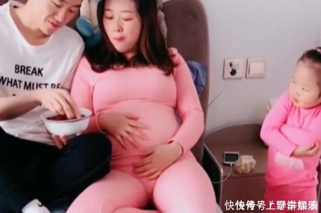 小宝宝|媳妇怀了二胎,宝爸亲自喂草莓,一旁大女儿的眼神太有戏!
