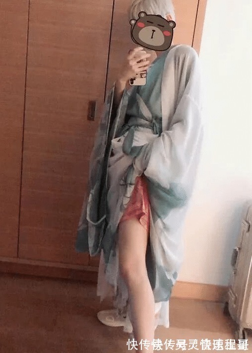 熊祁|鸽了一个半月后,熊祁COS《咒术回战》五条悟,网友这腿是真的