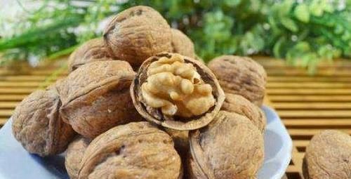 什么时候吃核桃抗衰老效果最好?每天吃多少核桃才合理?了解一下