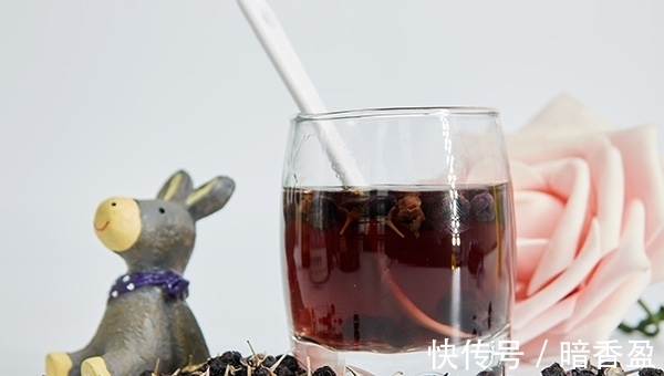 泡水|经常用黑枸杞泡水喝,好处很多,但若忽略了它,或许等于白喝
