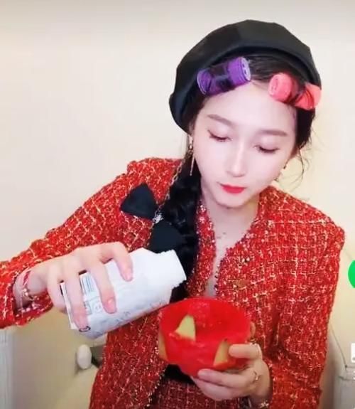 刘海|关晓彤用火龙果做小零食，《王牌对王牌》分享新吃法，好吃不洗碗