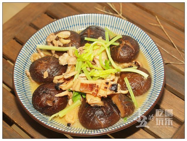 跟着张新民老师学做菜,香菇墨鱼焖鸡肉,香浓入味好下饭