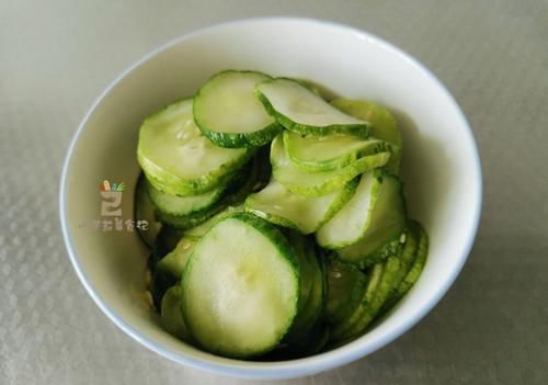 黄瓜|夏天，黄瓜5毛1斤，买10斤冷冻保存，冬天炒肉特香，比吃大棚菜强