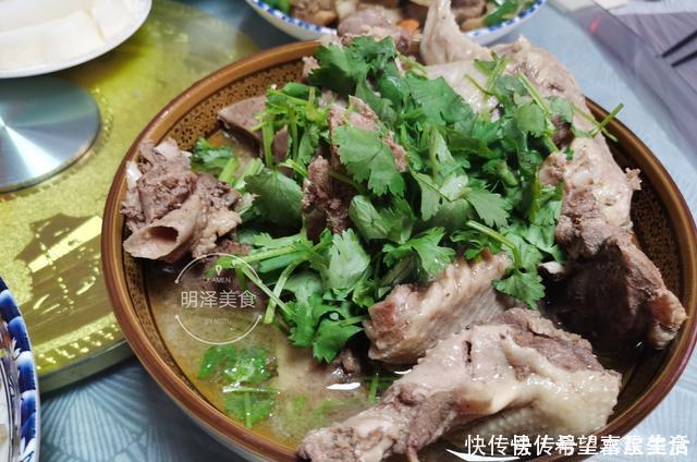 请朋友在家吃饭,花150元做了六道菜,去餐馆吃最少要几百元