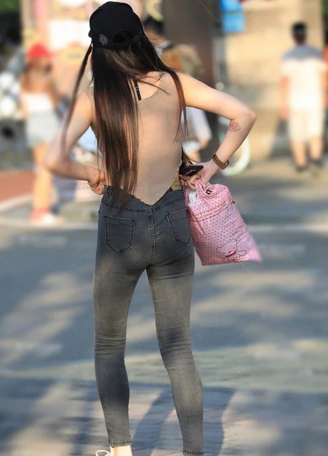 小姐姐 小姐姐真大胆!把紧身衣剪成这样,不过身材真的好!