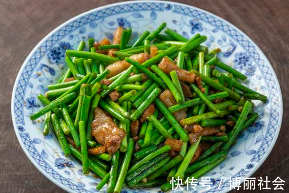 蒜苔|蒜苔直接下锅炒那就错了,多做1步,脆嫩又入味,颜色不发黄