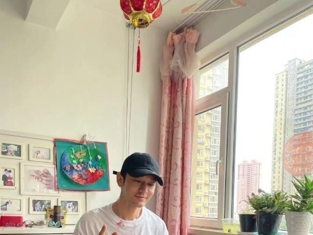 黃曉明回老家曬家人合影，吃飯開心比耶，身后多張結(jié)婚照引關(guān)注