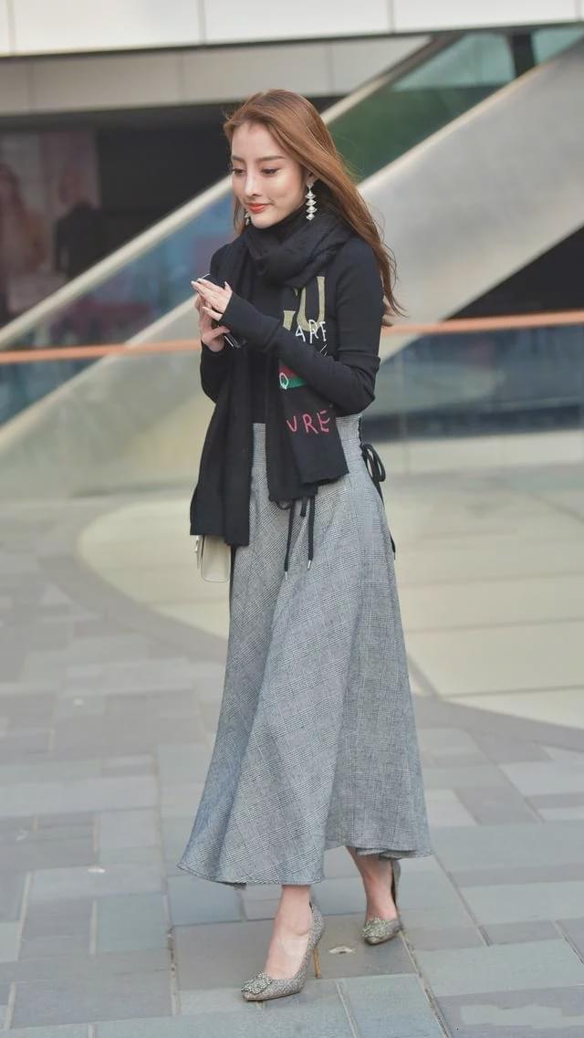 黑色针织长袖, 搭配灰色A字半身裙, 小姐姐颜值和身材双双在线