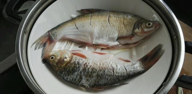 蒸鱼时，不要再用盐腌制了，改加“它”，蒸出来的鱼更香更嫩