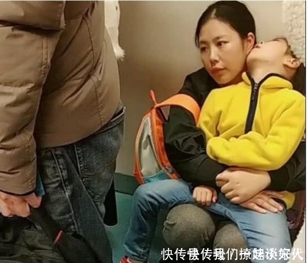 宝妈抱着熟睡女儿坐地铁,全程无人让座,