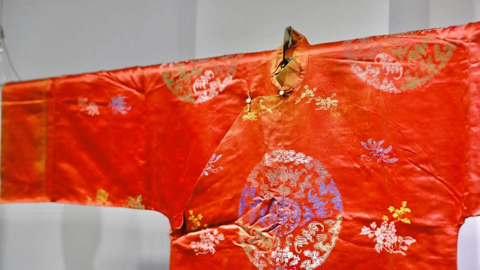 汉族@惊艳!“寸锦寸金”的云锦、“玲珑五色”的苏绣等非遗技艺碰撞现代设计,“国风”大展在东华大学开幕