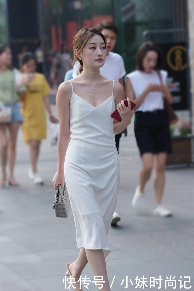 打扮|街拍白天鹅般的打扮,走在大街上到哪都显眼,但肤色一定要棒