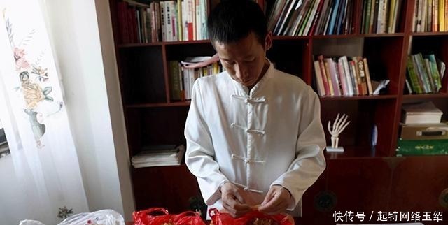 鲁可水:专业修脚30年,顺便收集脚皮作画,一幅卖出20万